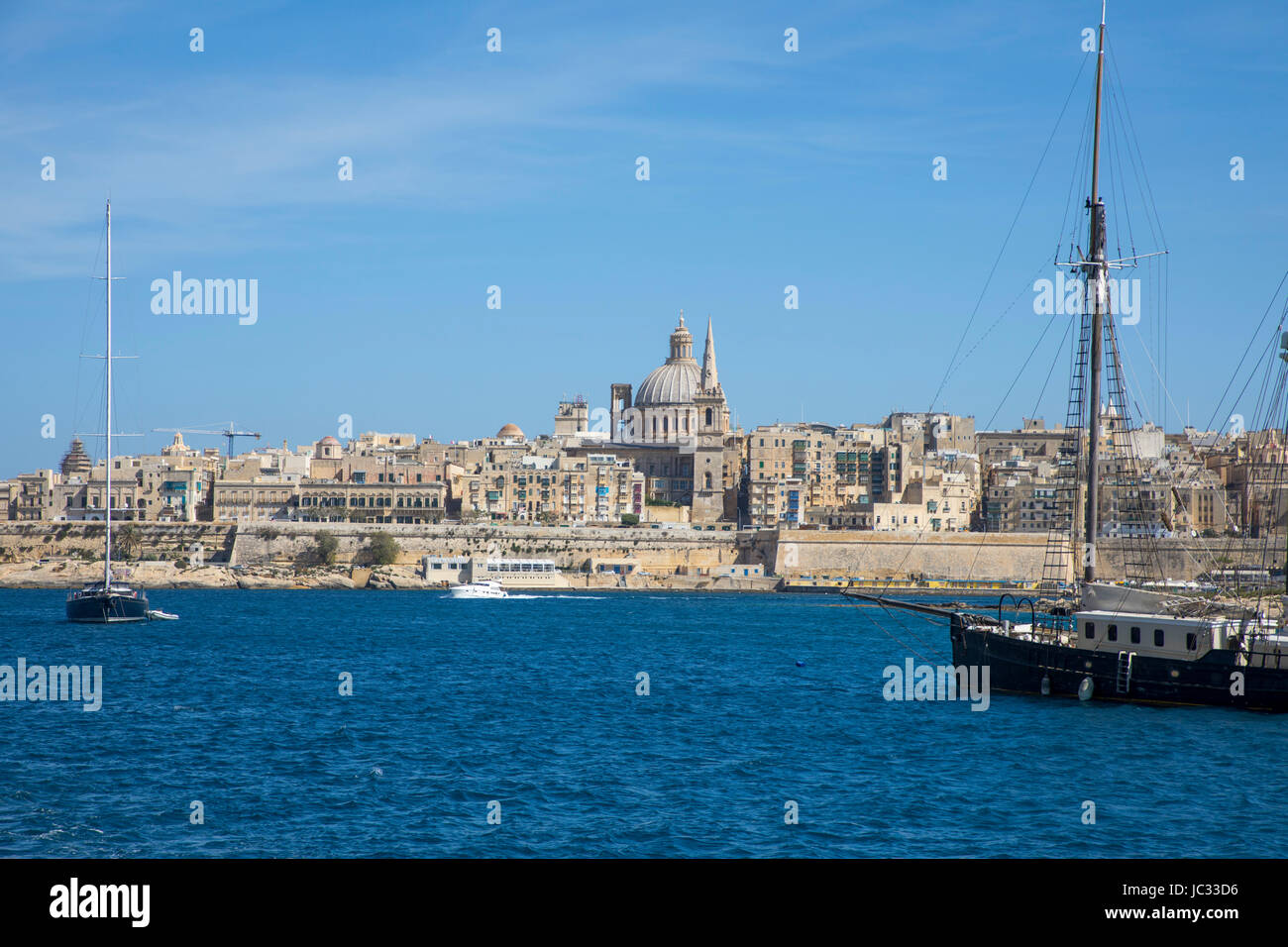 Skyline von Valetta, der Hauptstadt von Malta, Kuppel der Karmeliterkirche und Kirchturm von St. Pauls anglikanische Pro Kathedrale Kirche, Stockfoto