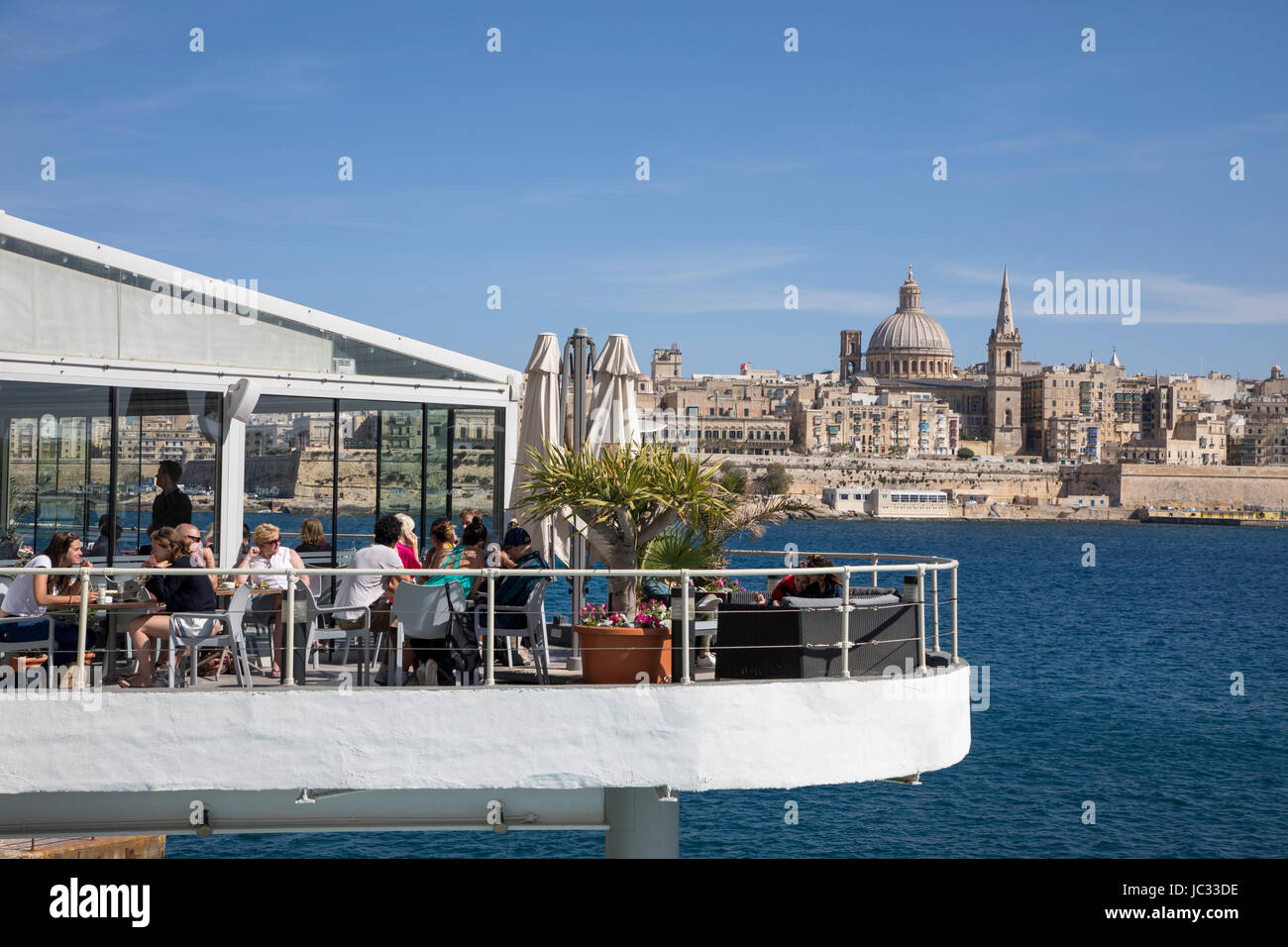 Skyline von Valetta, der Hauptstadt von Malta, Kuppel der Karmeliterkirche und Kirchturm von St. Pauls anglikanische Pro Kathedrale Kirche, Restaurant-Terrasse in Slie Stockfoto