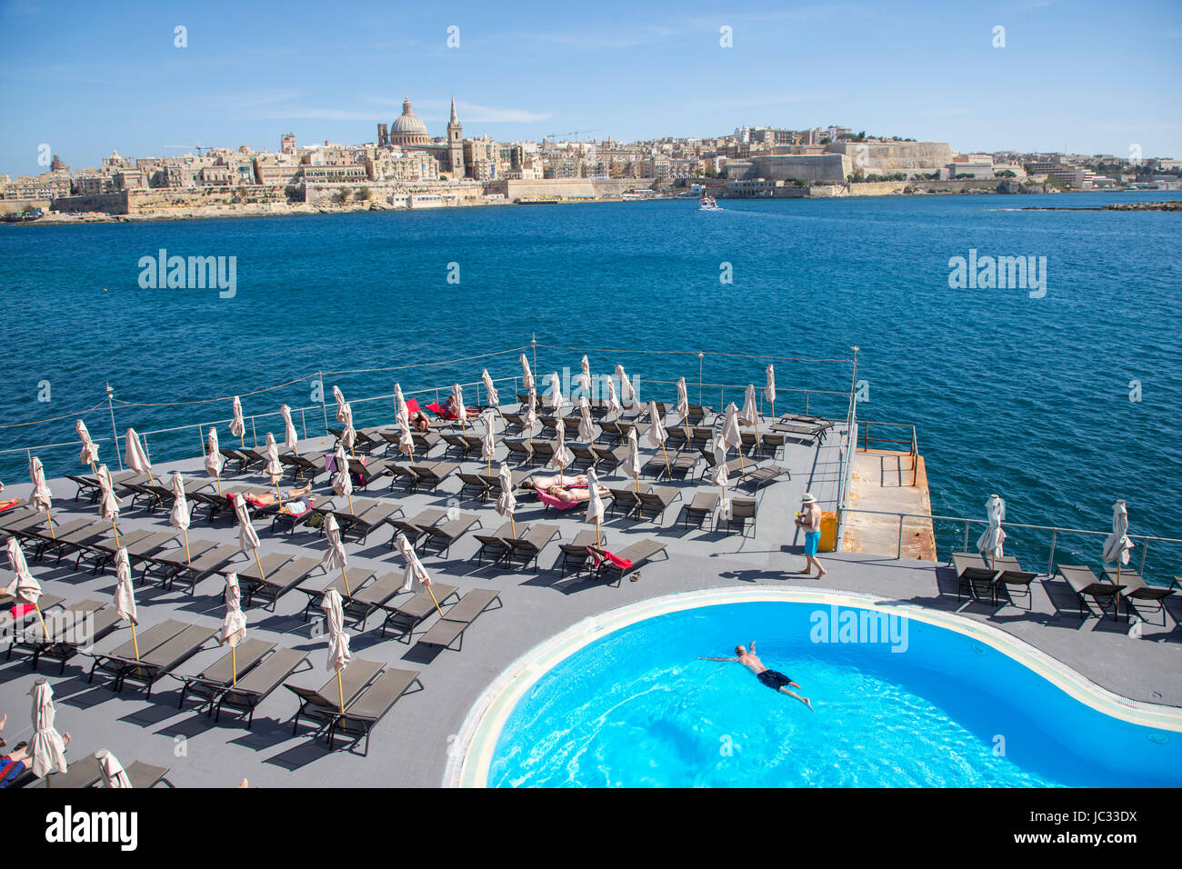 Skyline von Valetta, der Hauptstadt von Malta, Kuppel der Karmeliterkirche und Kirchturm von St. Pauls anglikanische Pro Kathedrale Kirche, Restaurant-Terrasse in Slie Stockfoto