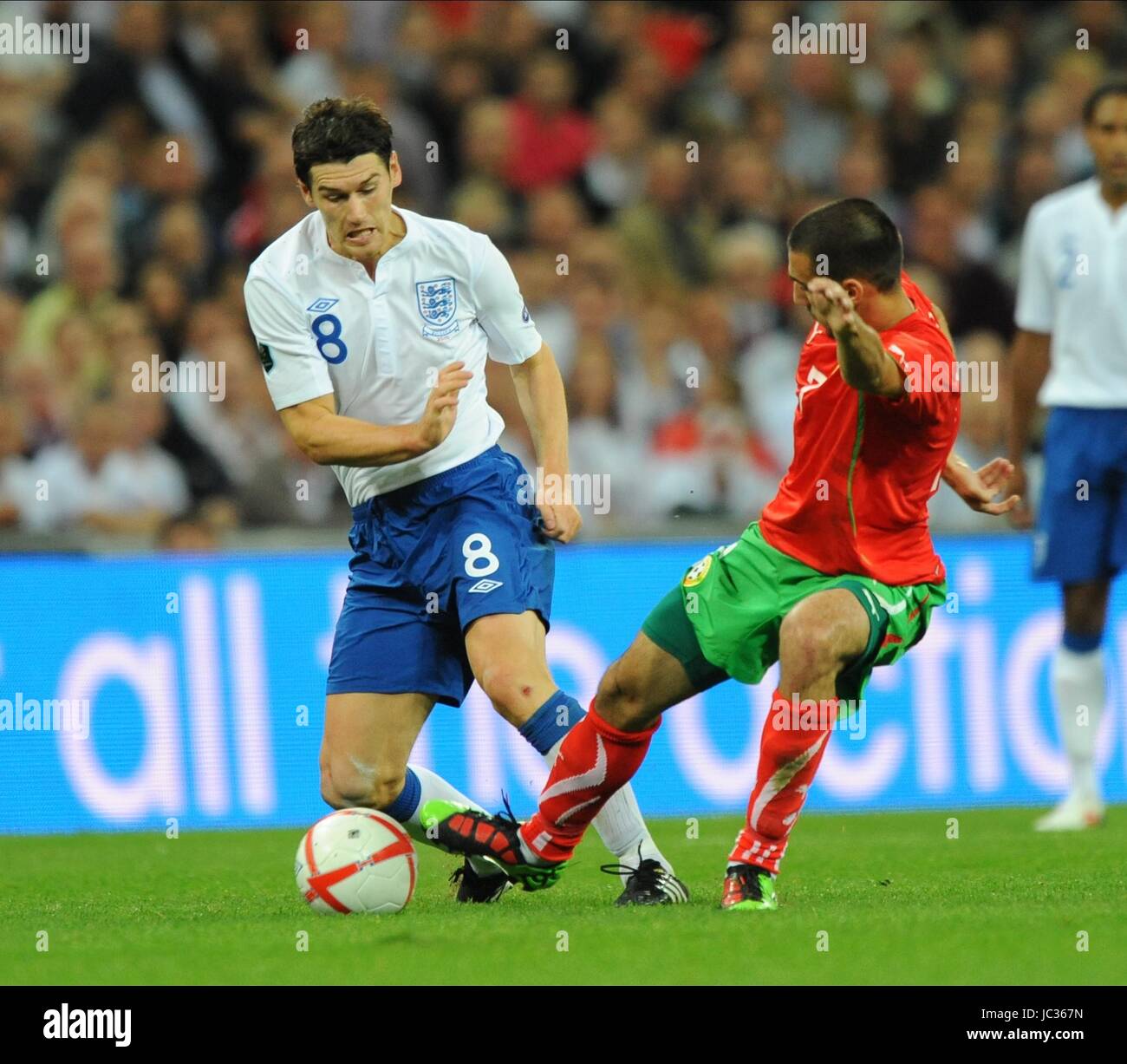 GARETH BARRY & IVELIN POPOV ENGLAND V Bulgarien WEMBLEY Stadion LONDON ENGLAND 3. September 2010 Stockfoto
