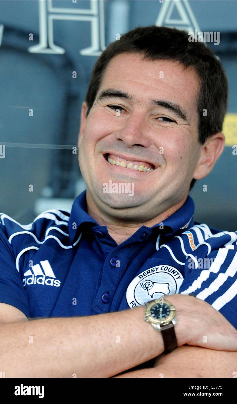 NIGEL CLOUGH DERBY COUNTY MANAGER DERBY COUNTY MANAGER KC STADIUM HULL ENGLAND 14. September 2010 Stockfoto