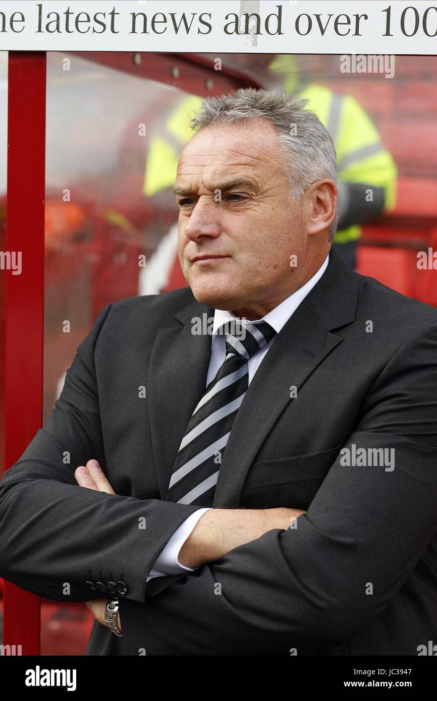 DAVID JONES CARDIFF CITY MANAGER OAKWELL BARNSLEY ENGLAND 2. Oktober 2010 Stockfoto
