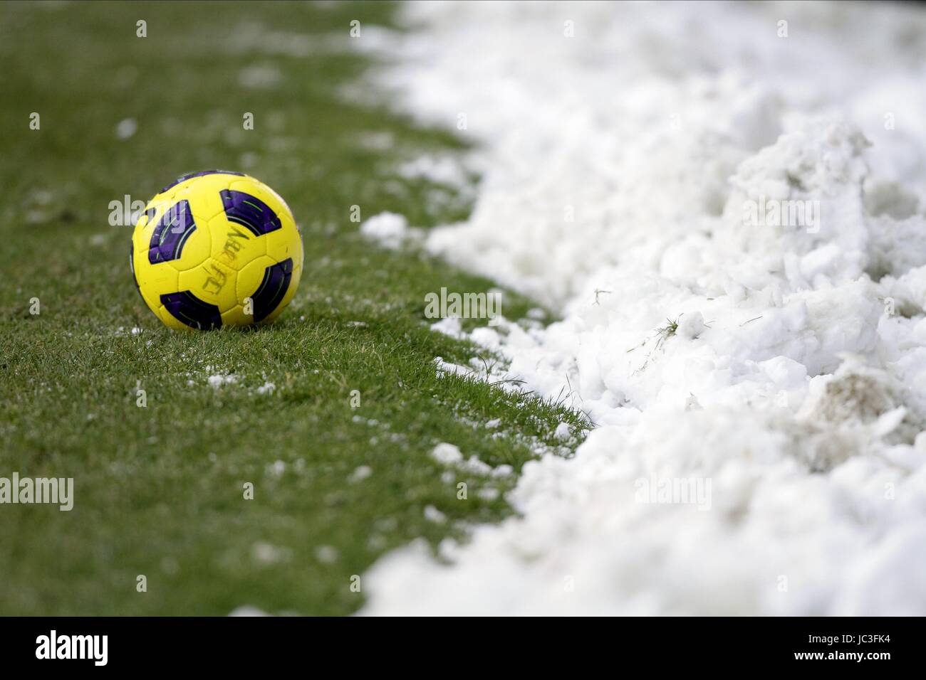 GELB Fußball WINTER Bedingungen WINTER Bedingungen EWOOD PARK BLACKBURN ENGLAND 18. Dezember 2010 Stockfoto