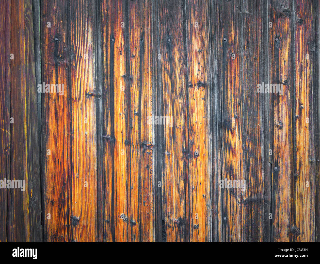 Alten ländlichen Holzwand in rot-braunen Farben Stockfoto