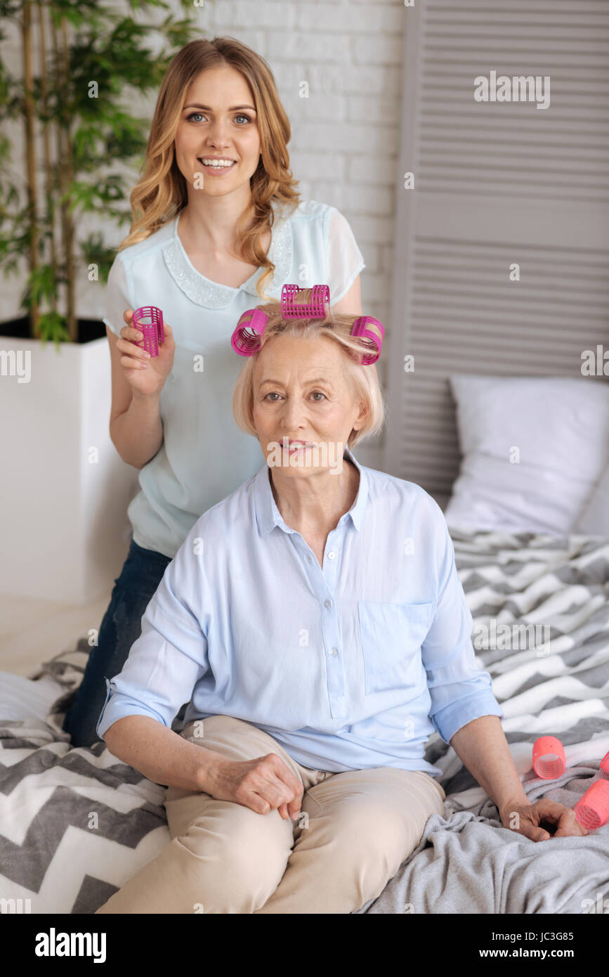 Mutter und Tochter posiert mit Lockenwickler Stockfoto
