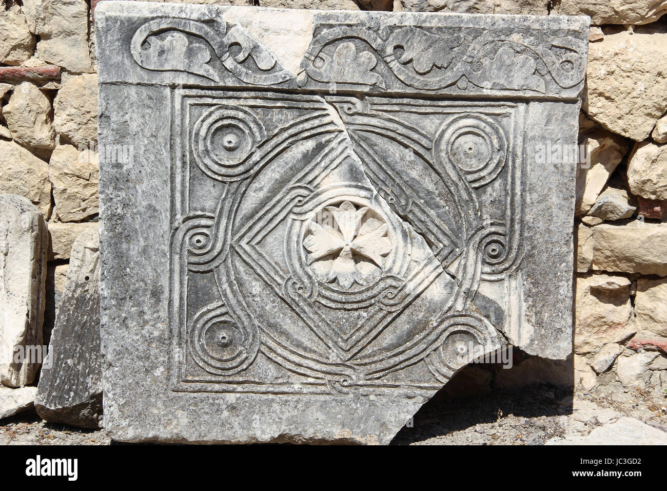 Geschnitzte Relief in der Kirche Saint-Nicolas, Demre, Türkei, Muster Kreuz auf dem Steinboden-Teller Stockfoto