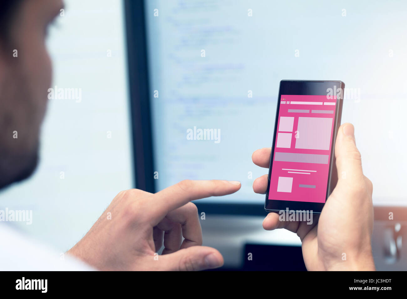 Entwicklung mobiler Anwendungen - Programmierer mit Smartphone in der hand Stockfoto