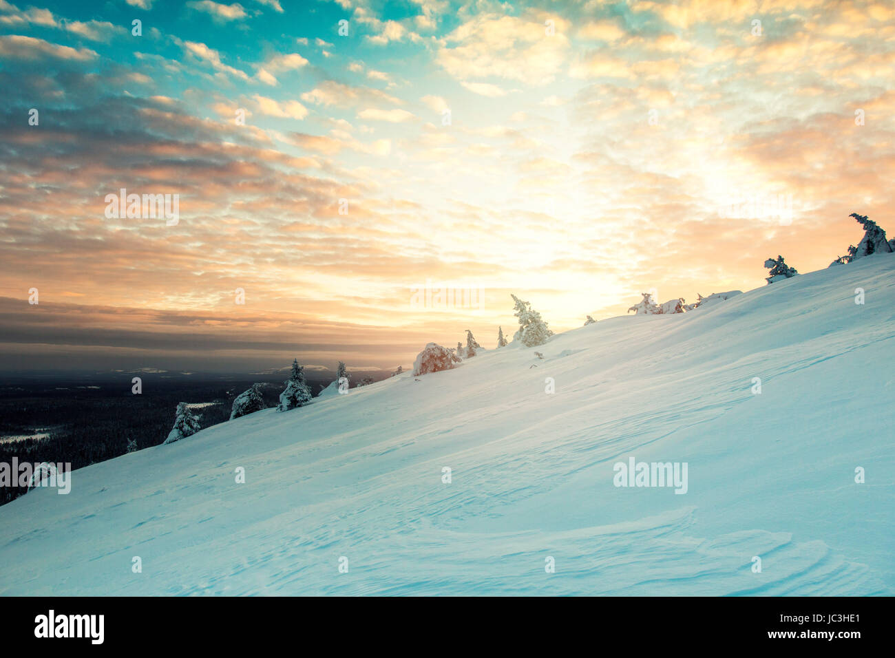 schöner Sonnenuntergang Winterlandschaft in Luosto, Finnland Stockfoto