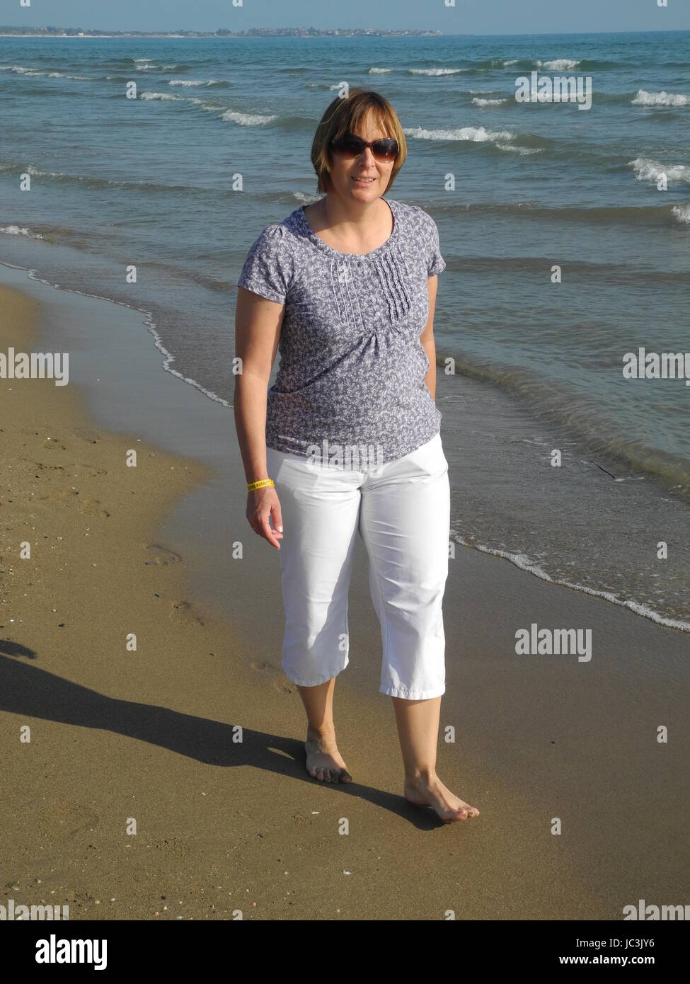 Strand, Sand, Sandstrand, laden, Meer, Wellen, Meereswellen, Wellness, Malerzirkel, Frau, Spazieren, Gehen, Gesund, Strandspaziergang, wasser Stockfoto