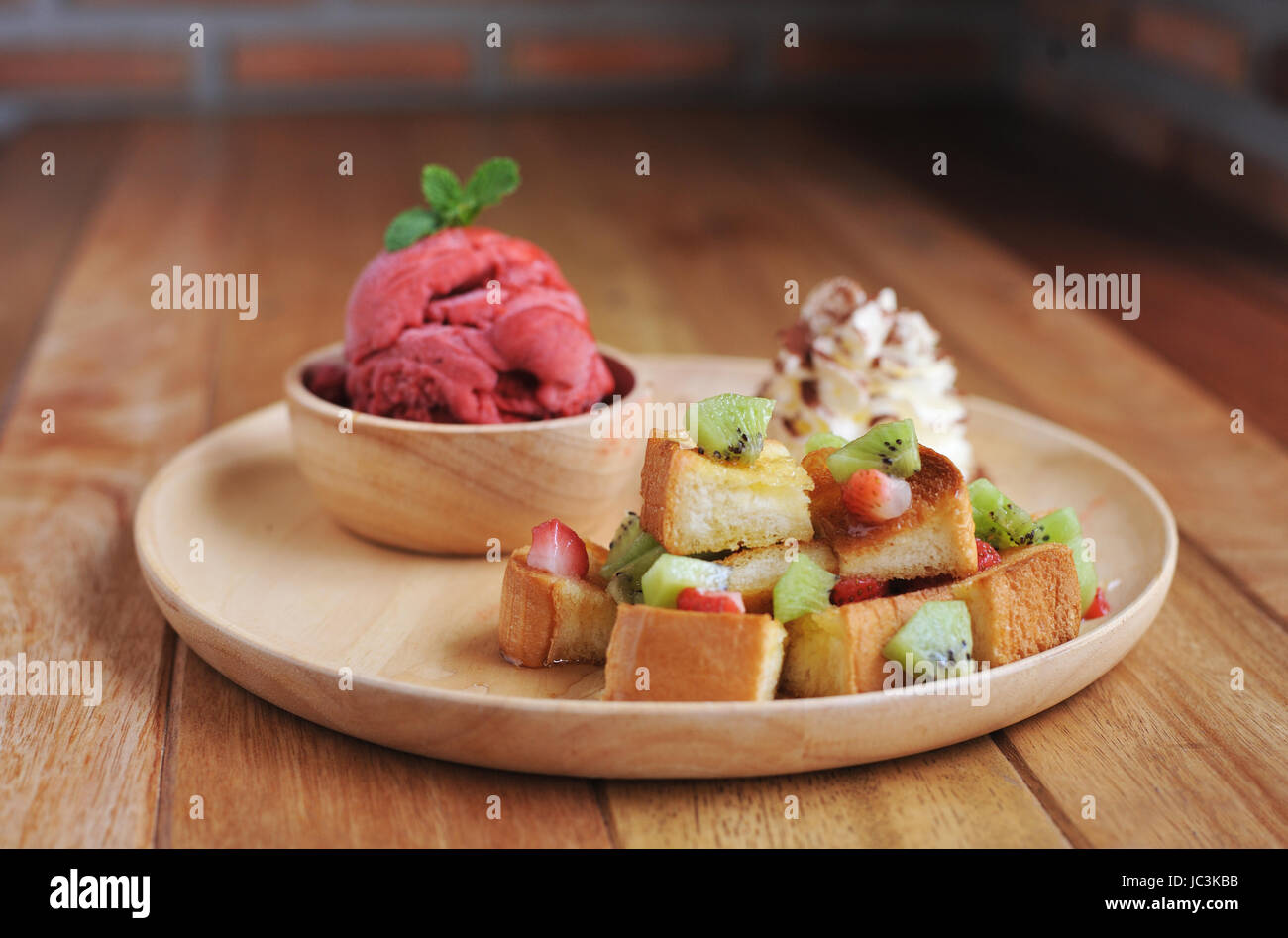 Eis erdbeer hintergrund -Fotos und -Bildmaterial in hoher Auflösung – Alamy