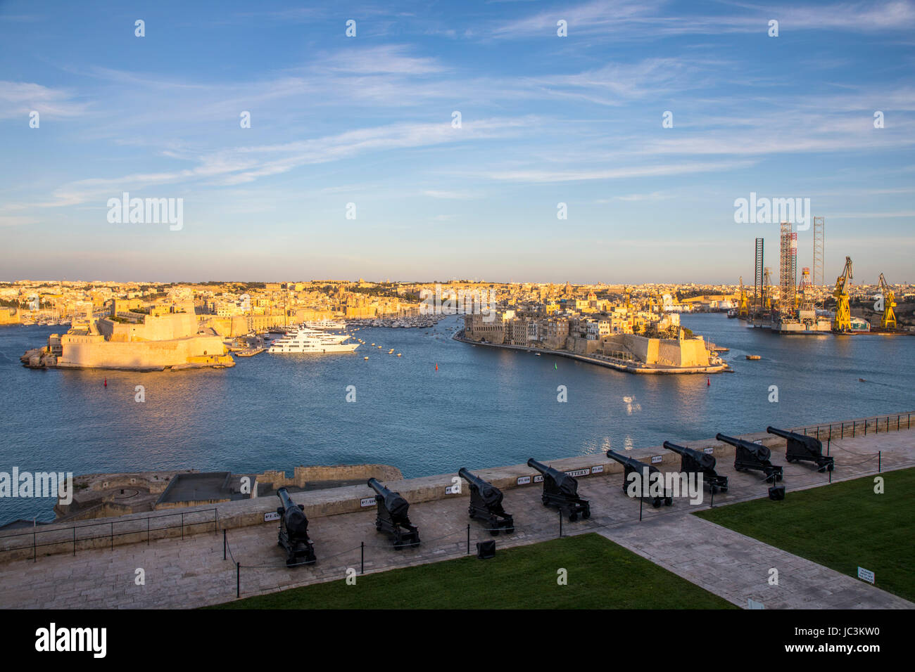 Malta, Grand Harbour in Valletta, Blick vom Upper Barrakka Gardens auf Birgu, Vittoriosa, drei-Städte, Geschütze der Batterie Grüßen, Stockfoto