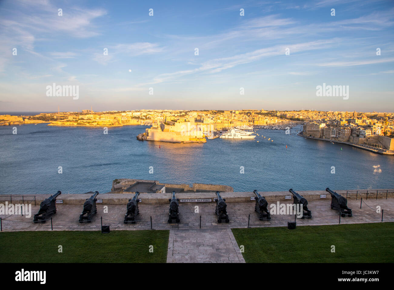 Malta, Grand Harbour in Valletta, Blick vom Upper Barrakka Gardens auf Birgu, Vittoriosa, drei-Städte, Geschütze der Batterie Grüßen, Stockfoto