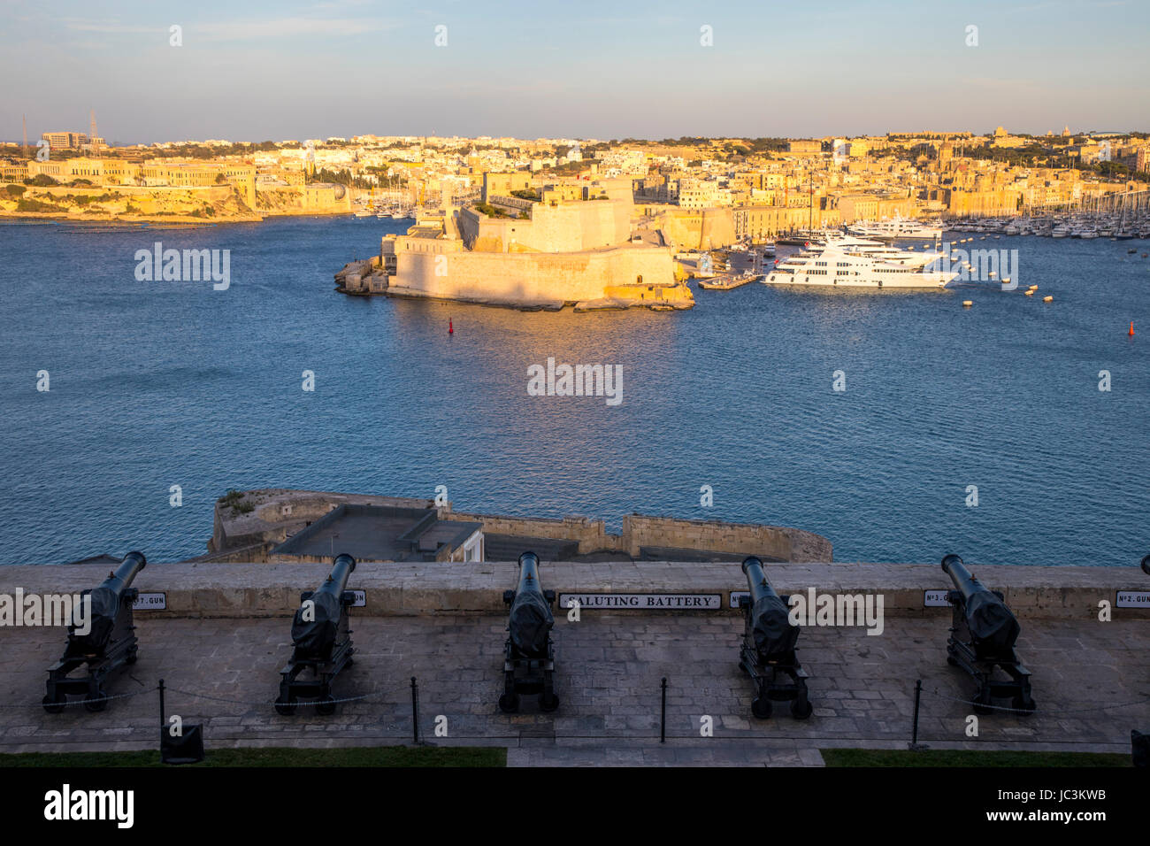 Malta, Grand Harbour in Valletta, Blick vom Upper Barrakka Gardens auf Birgu, Vittoriosa, drei-Städte, Geschütze der Batterie Grüßen, Stockfoto