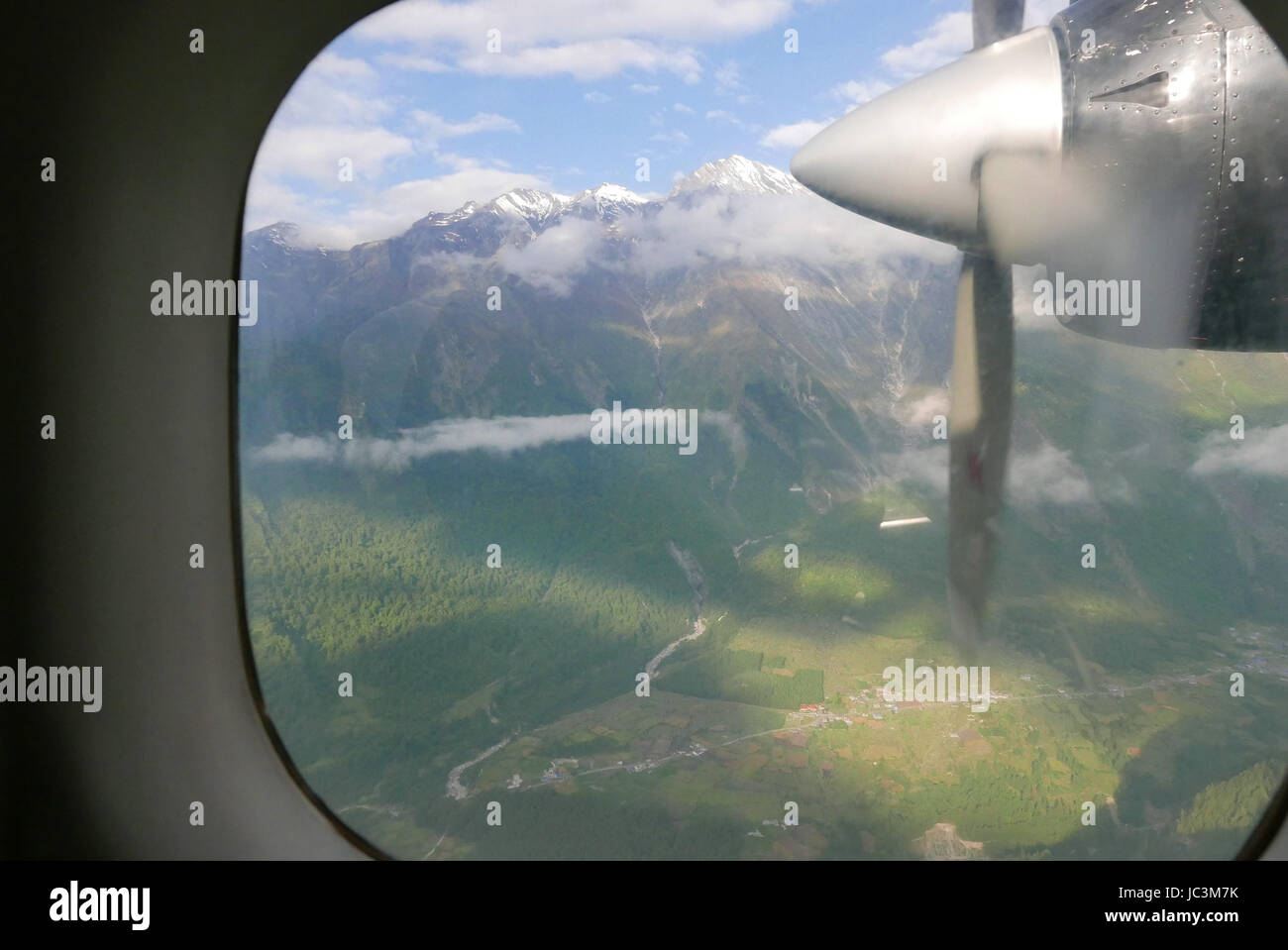 Flugzeug von Jomsom nach Pokhara windigen talabwärts. Beginn der Wanderung in Mustang, die schrecklichen Straßen zu vermeiden Stockfoto