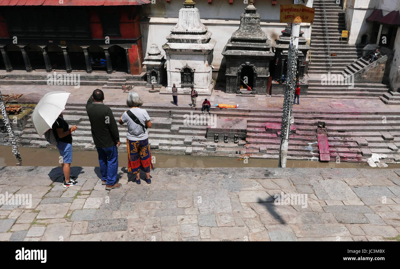 Der Pashupatinath Tempel Heiligen Hindutempel Pashupatinath gewidmet und befindet sich am Ufer des Bagmati-Fluss, wo Hindus eingeäschert werden wollen Stockfoto