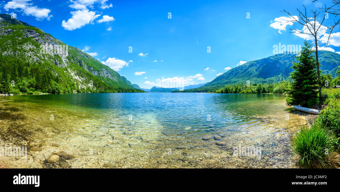 Erstaunlich schöne Bohinj-See in Slowenien Ansicht von Ukanc. Berg alpine Bohinj See umgeben von Bergen im Triglav Nationalpark Slowenien mit Stockfoto