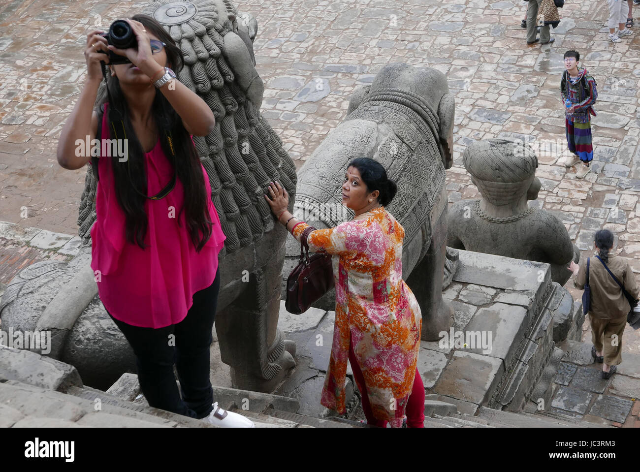 Touristen in UNESCO Altstadt Kathmandu Nepal. wo gibt es zuhauf, Buddhas und Klöster und Heiligtümer Stockfoto