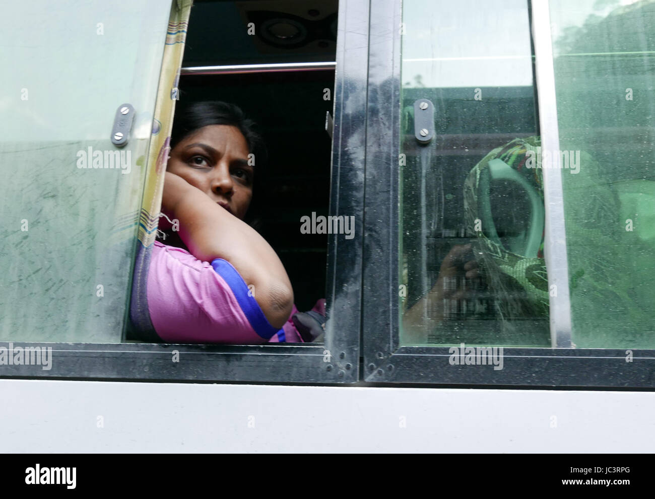 A müde und satt Bus Reisenden auf den Straßen von Nepal, wo die Straßen rau und schmutzig und sehr gefährlich sind Stockfoto