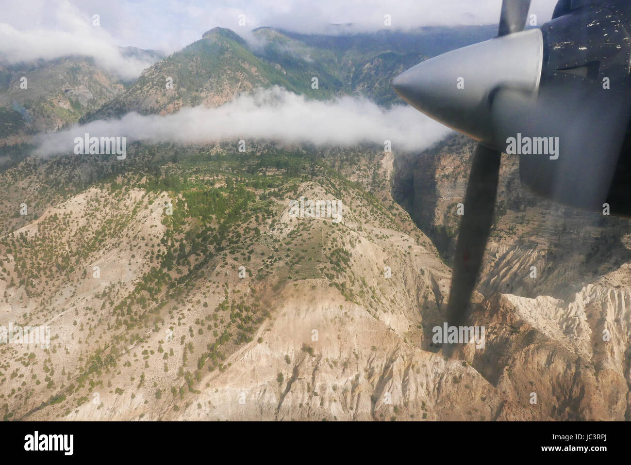 Der Luftflug von Jomsom nach Pokhara befindet sich auf einem sehr kleinen Flugzeug aber vermeidet eine 8 Stunden plus auf Müll Straßen Stockfoto