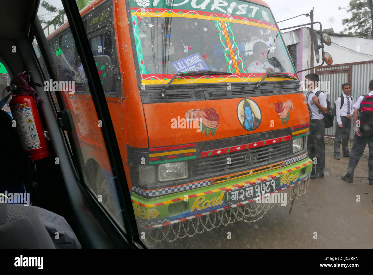 LKW in Nepal kommen mit verzierten Fassaden und sehr schlechtes Fahrverhalten auf wirklich schlechten Straßen Stockfoto