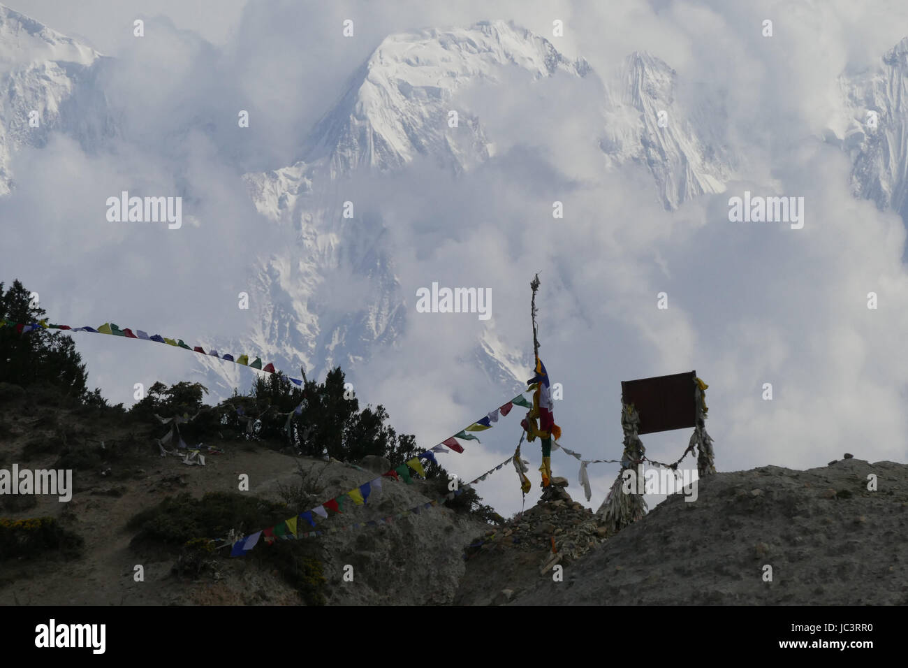 Beten Sie Fahnen auf dem Treck von Jomsom zu Lo Manthang in Mustang Nepal mit Hintergrund der Annapurna im Himalaya Stockfoto