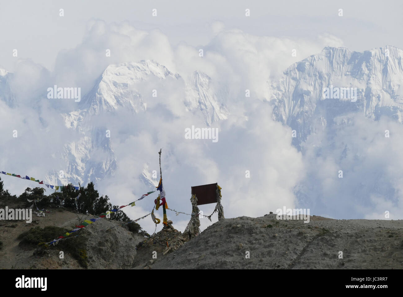 Beten Sie Fahnen auf dem Treck von Jomsom zu Lo Manthang in Mustang Nepal mit Hintergrund der Annapurna im Himalaya Stockfoto