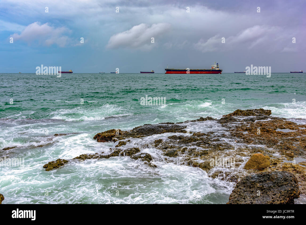 Schiff vor Anker in All Saints Bay in die Stadt Salvador während regnerischen Tag und rauer See Stockfoto