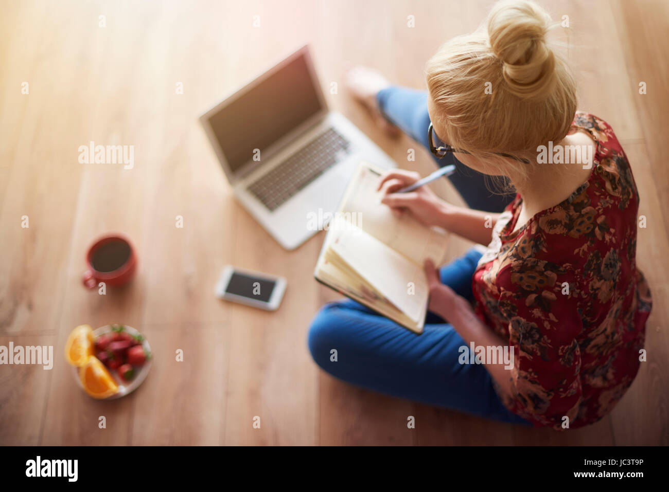 Working Girl auf dem Holzboden Stockfoto