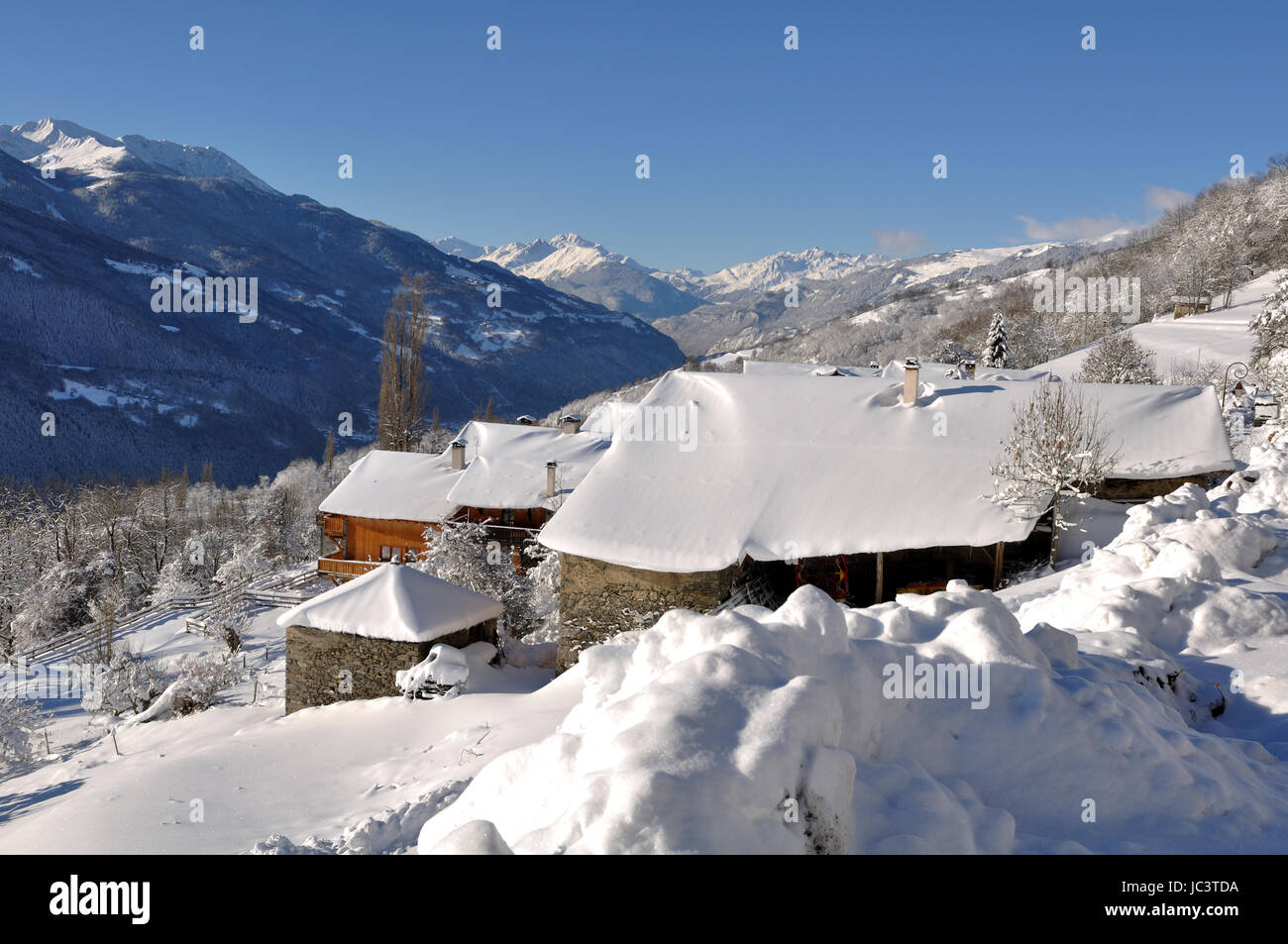 verschneite Dächer der Hütten in einem Bergdorf Stockfoto