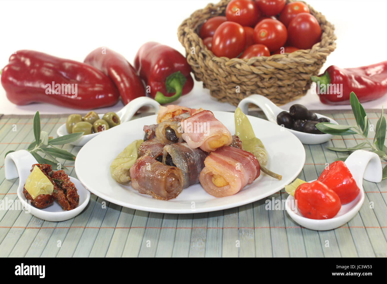 Gegenspieler Tapas in Servierlöffeln Auf Einer Holzmatte Stockfoto