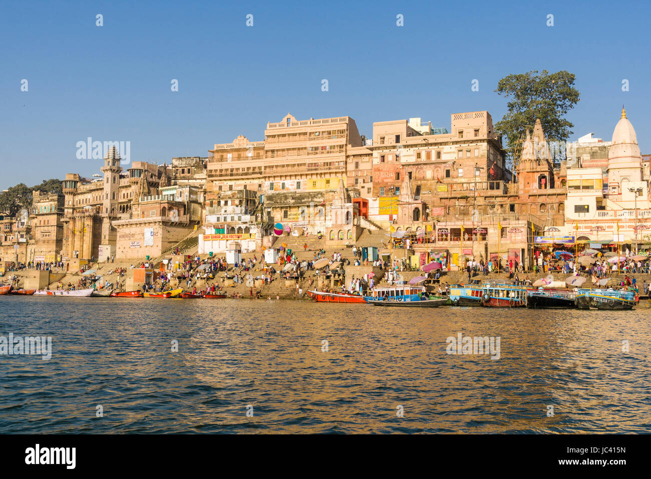 Panoramablick über den heiligen Fluss Ganges auf Munshi Ghat im Vorort Godowlia Stockfoto