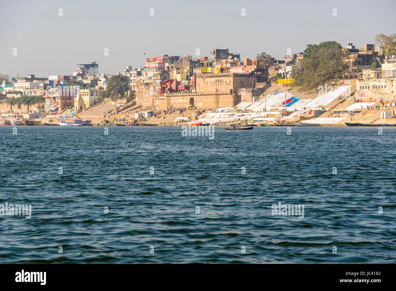 Panoramablick über den heiligen Fluss Ganges auf pandey Ghat im Vorort godowlia Stockfoto