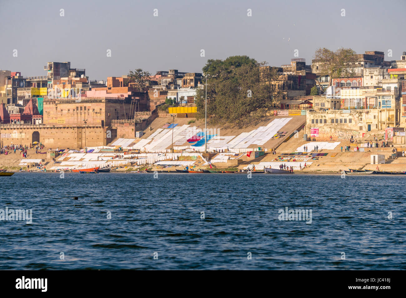 Panoramablick über den heiligen Fluss Ganges auf pandey Ghat im Vorort godowlia Stockfoto