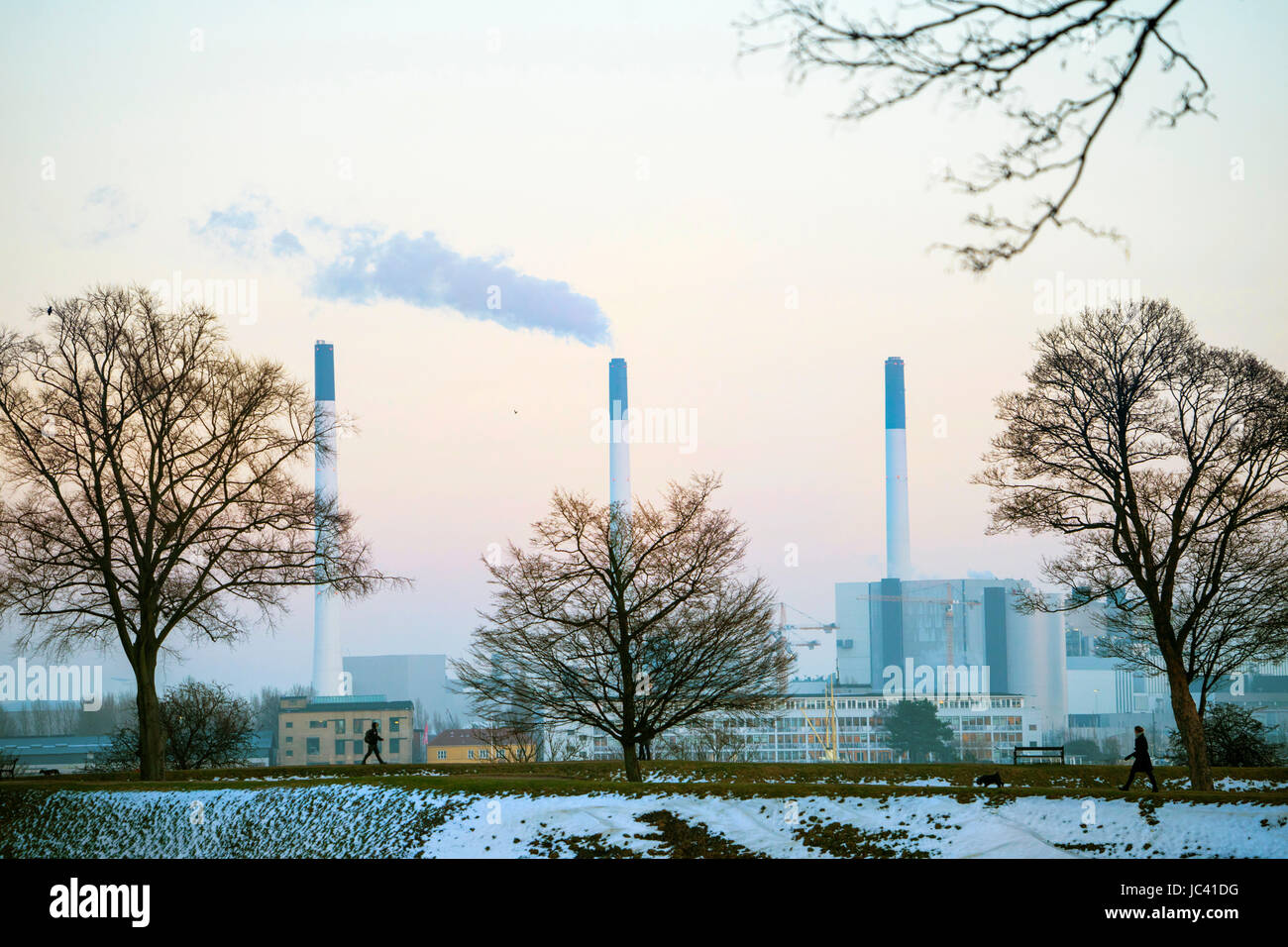 Ein Blick auf das Kastellet bei Wanderern im Sonnenuntergang, Amager-Bakke-Kraftwerk in der Ferne, Kopenhagen. Stockfoto