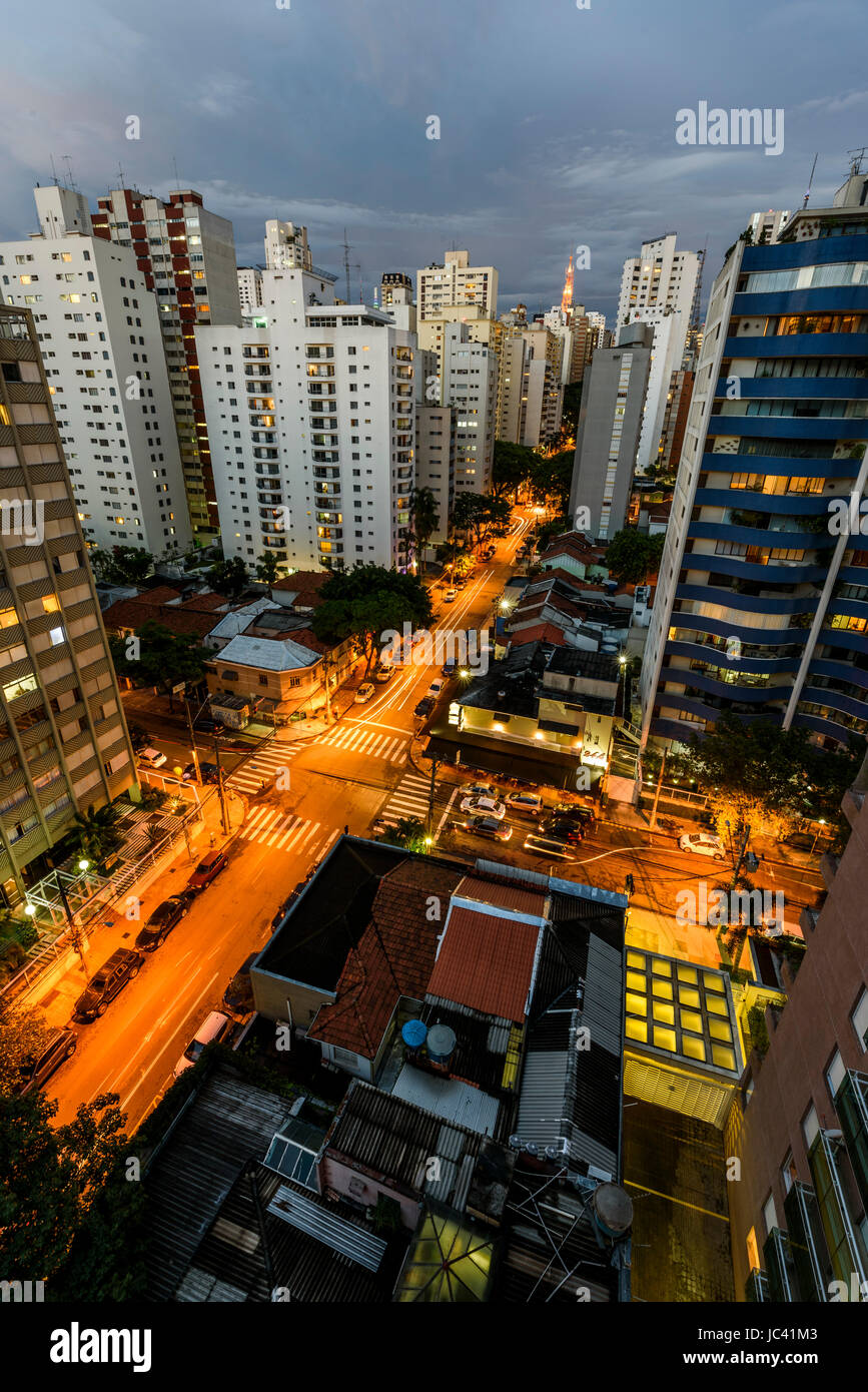 Frühe Nacht Blick auf hohen Wohngebäude in Zentral-São Paulo, Brasilien Stockfoto