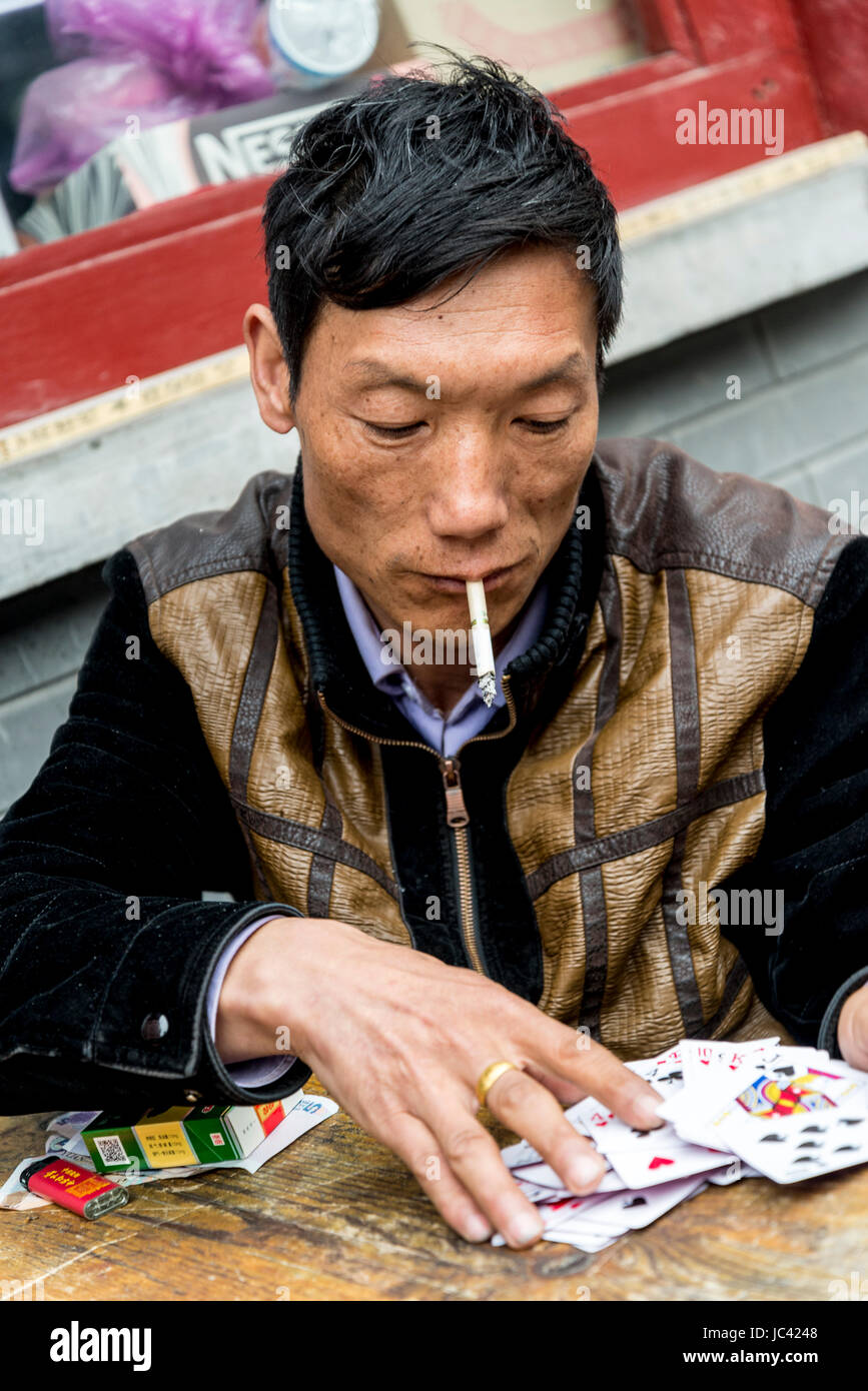 Männer-Spielkarten, traditionelle Jiugulou Dajie Hutong Gegend, Peking, China Stockfoto