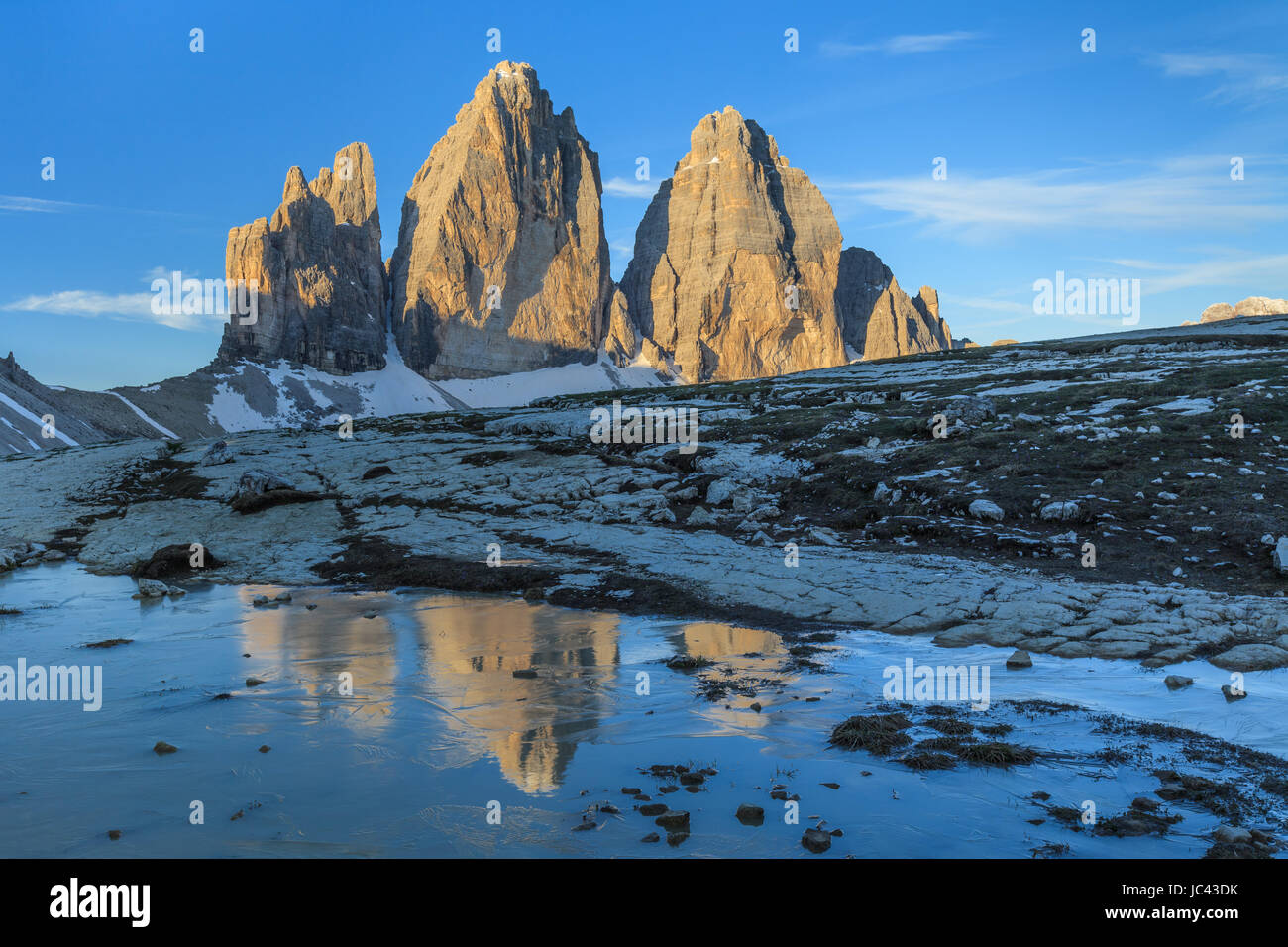 Tre Cime di Lavaredo reflektiert, aus einem See, Dolomiten, Italien Stockfoto