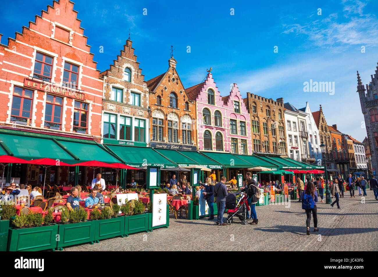 Bunte Häuser um den Markt in zentralen Brügge, Belgien Stockfoto