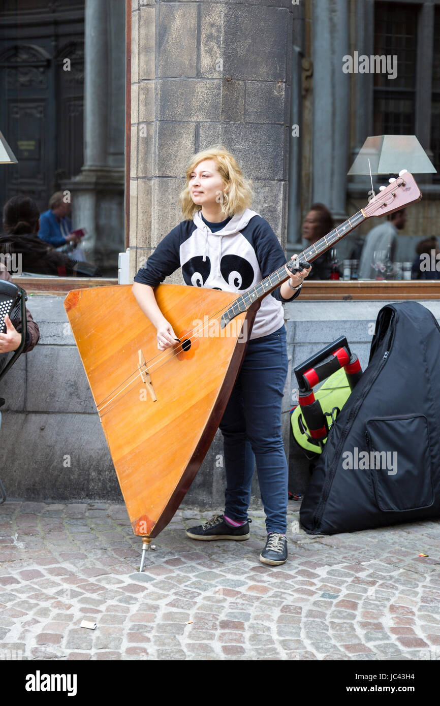 Ein Straßenmusikant spielt die Balalaika in Brügge, Belgien Stockfoto