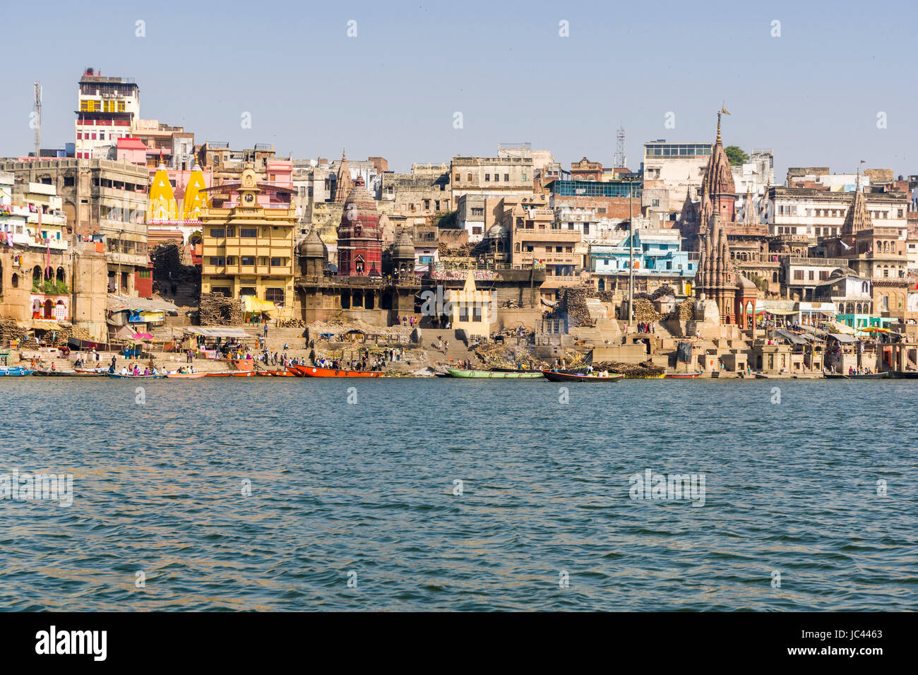 Panoramablick über den heiligen Fluss Ganges am Manikarnika Ghat, Brennen Ghat, in der Vorstadt Godowlia Stockfoto