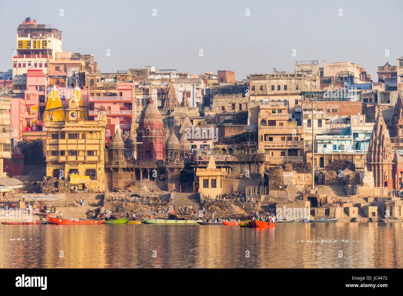 Blick über den heiligen Fluss Ganges am Manikarnika Ghat, Brennen Ghat, in der Vorstadt Godowlia Stockfoto