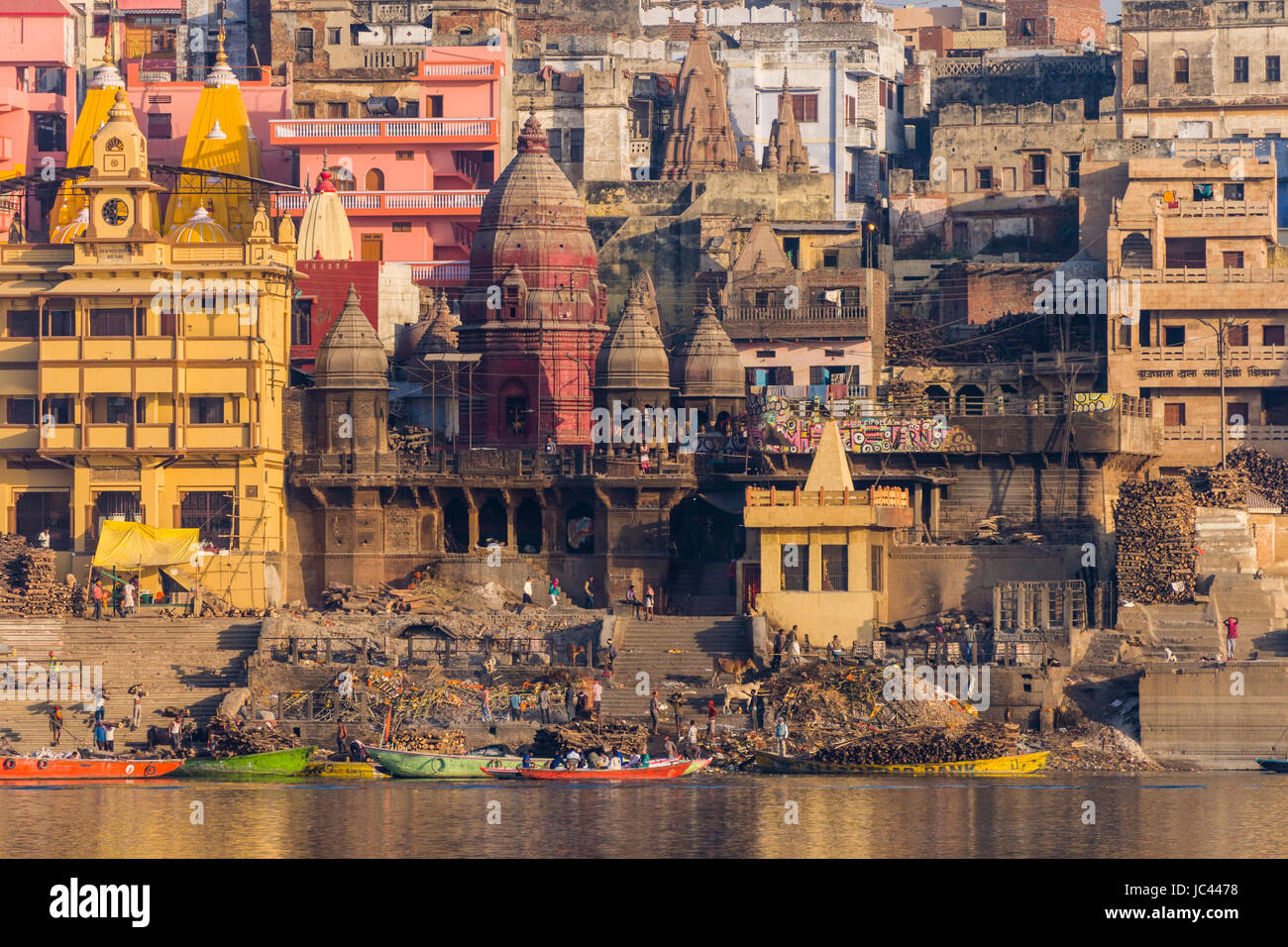 Blick über den heiligen Fluss Ganges am Manikarnika Ghat, brennen Ghat, in der Vorstadt godowlia Stockfoto