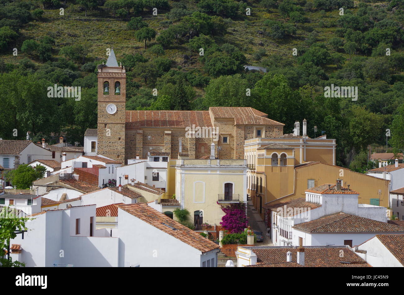 Überblick über almonaster Dorf in Huelva, Andalusien, Spanien. Stockfoto