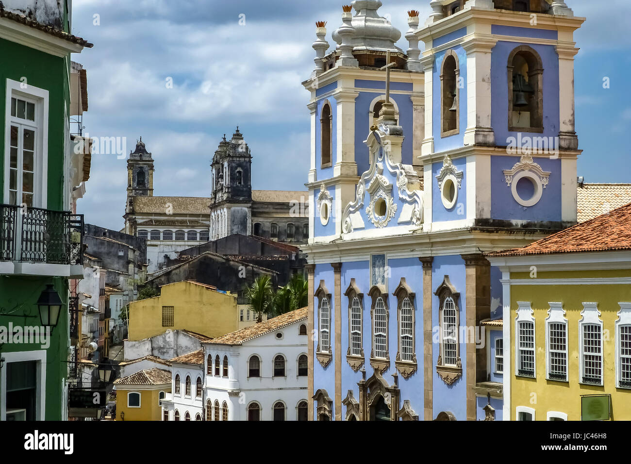 Blick vom Largo Pelourinho, koloniale Architektur - Kirchen und Gebäuden unter strahlend blauem Himmel, Salvador da Bahia Stockfoto