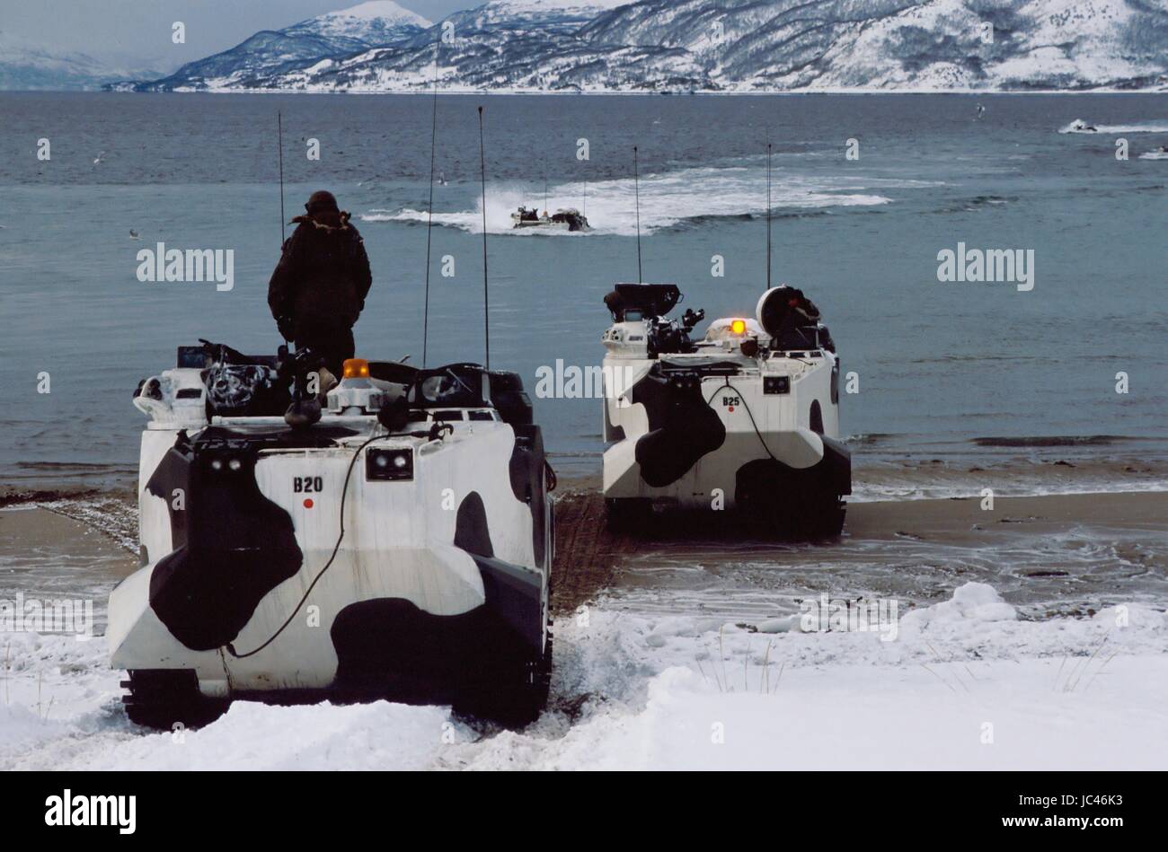 Landung der US-Marines mit amphibische Panzerfahrzeuge LVTP während NATO-Übungen in Norwegen. Stockfoto