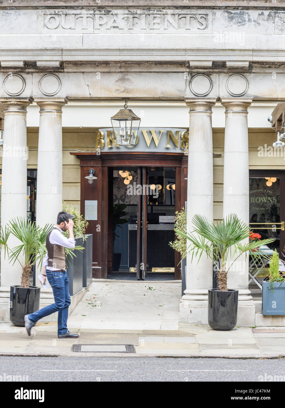 Eintritt in die renovierten (2017) Browns Restaurant, früher der Eingang zur ambulant Addenbrookes Krankenhauses in Cambridge, En Stockfoto