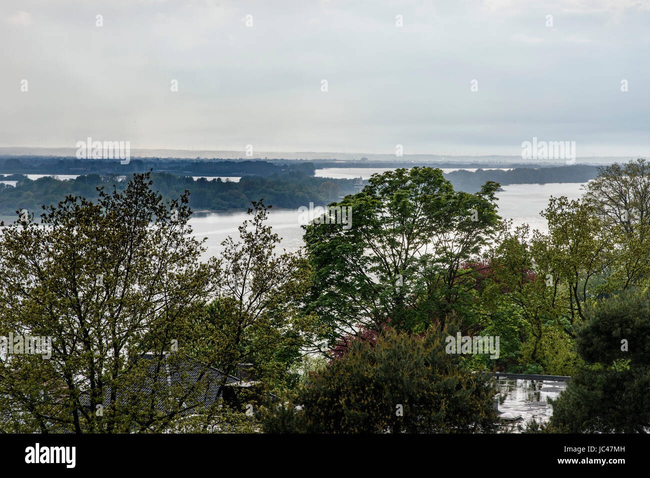 Blick auf den Fluss Elbe vom Restaurant Hauser Süllberg, Süllbergsterrasse 12, Hamburg-Blankenese, Deutschland, Europa Stockfoto