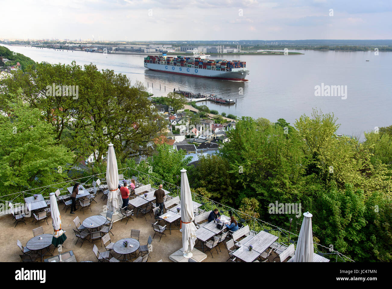 Blick auf den Fluss Elbe vom Restaurant Hauser Süllberg, Süllbergsterrasse 12, Hamburg-Blankenese, Deutschland, Europa Stockfoto