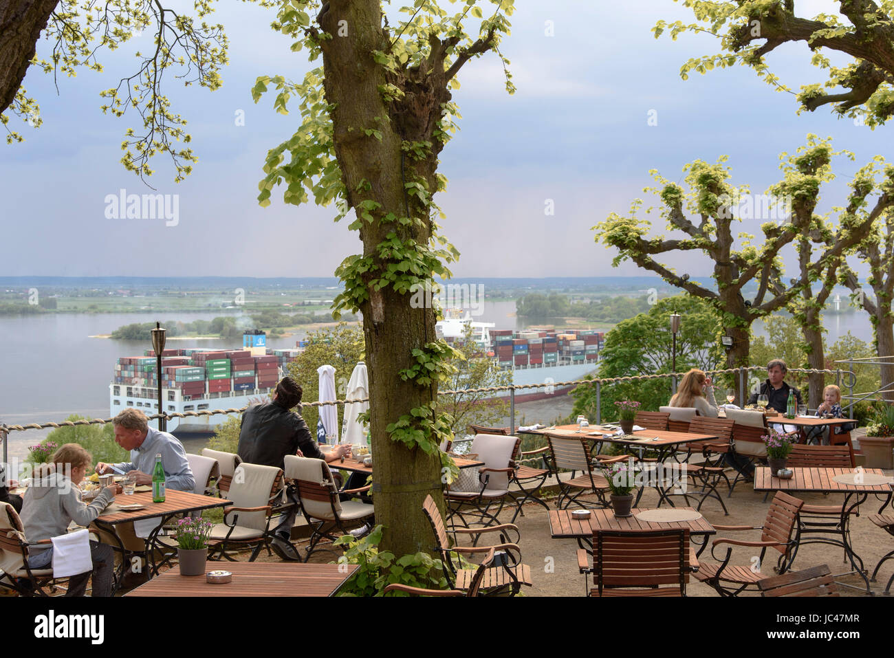 Blick auf den Fluss Elbe vom Restaurant Hauser Süllberg, Süllbergsterrasse 12, Hamburg-Blankenese, Deutschland, Europa Stockfoto