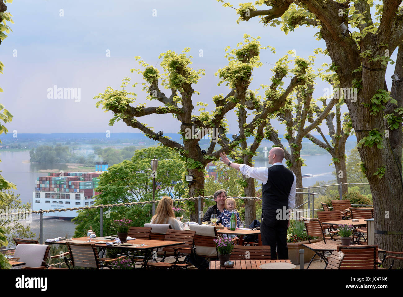 Blick auf den Fluss Elbe vom Restaurant Hauser Süllberg, Süllbergsterrasse 12, Hamburg-Blankenese, Deutschland, Europa Stockfoto